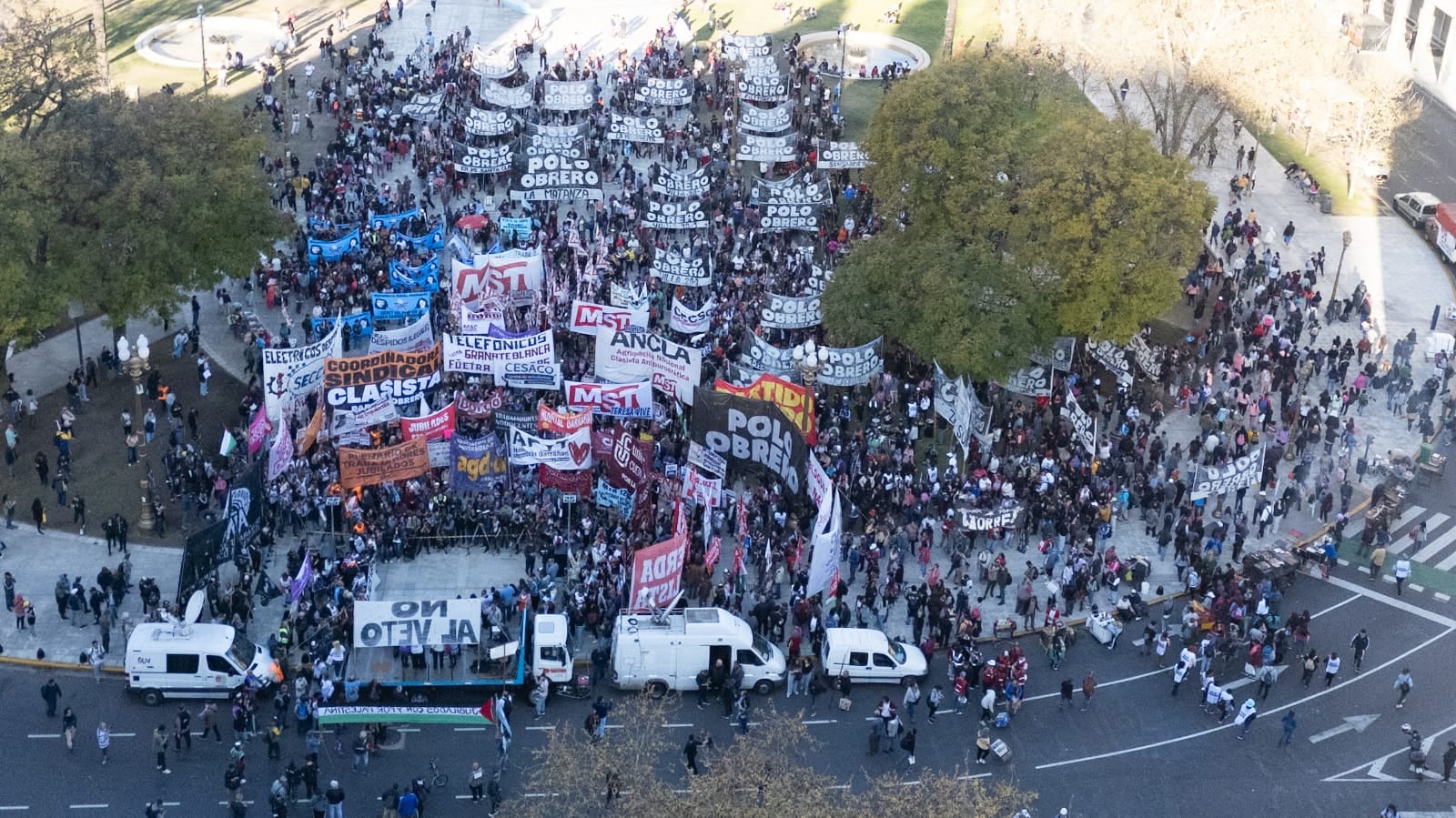 El sistema universitario reunió a autoridades, docentes, no docentes y estudiantes en una causa común por salarios y becas (Jaime Olivos)