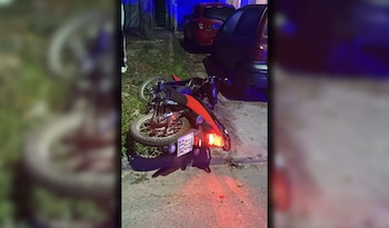 La moto en donde viajaba la víctima como acompañante (Gentileza: 0221)