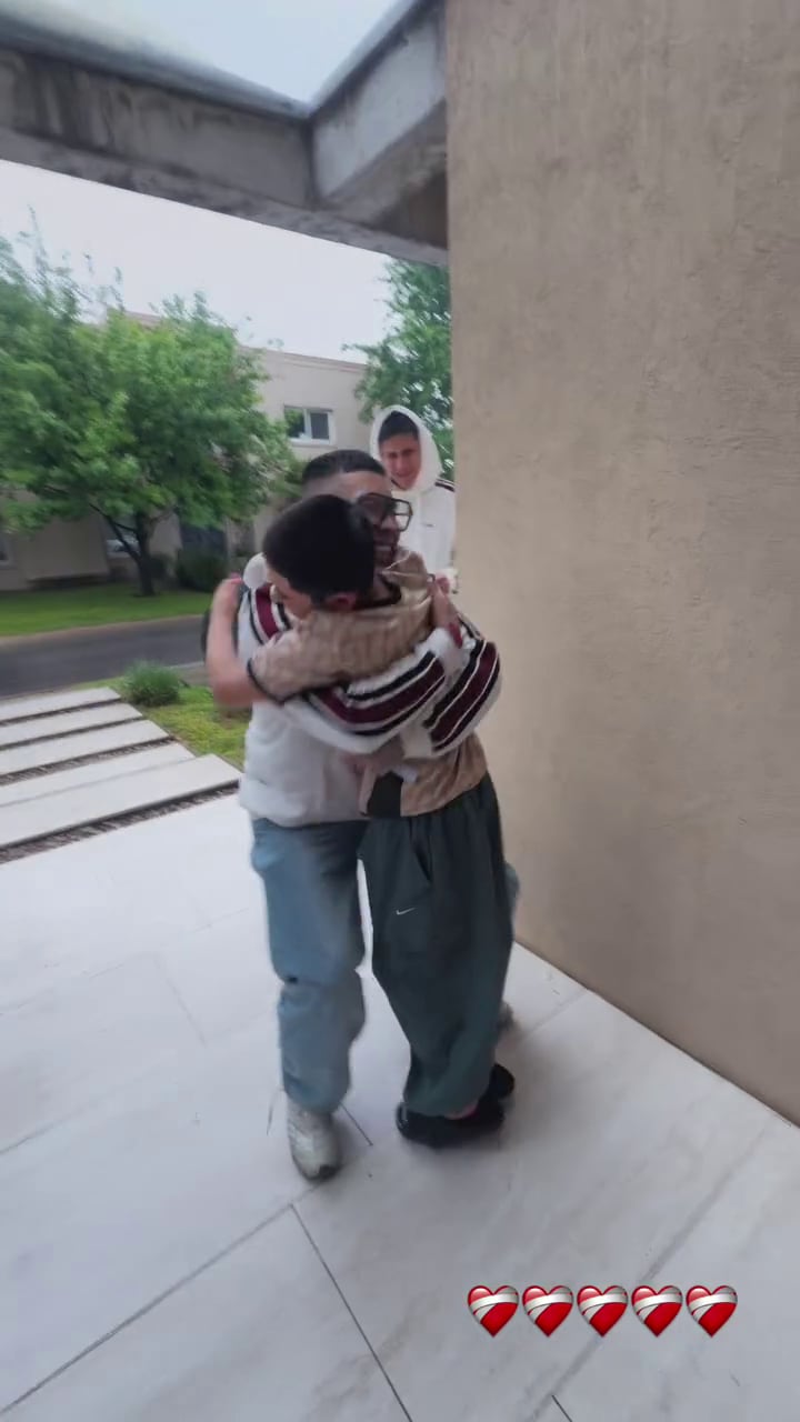 El emotivo abrazo de Callejero Fino con su hijo Karim Yadiel