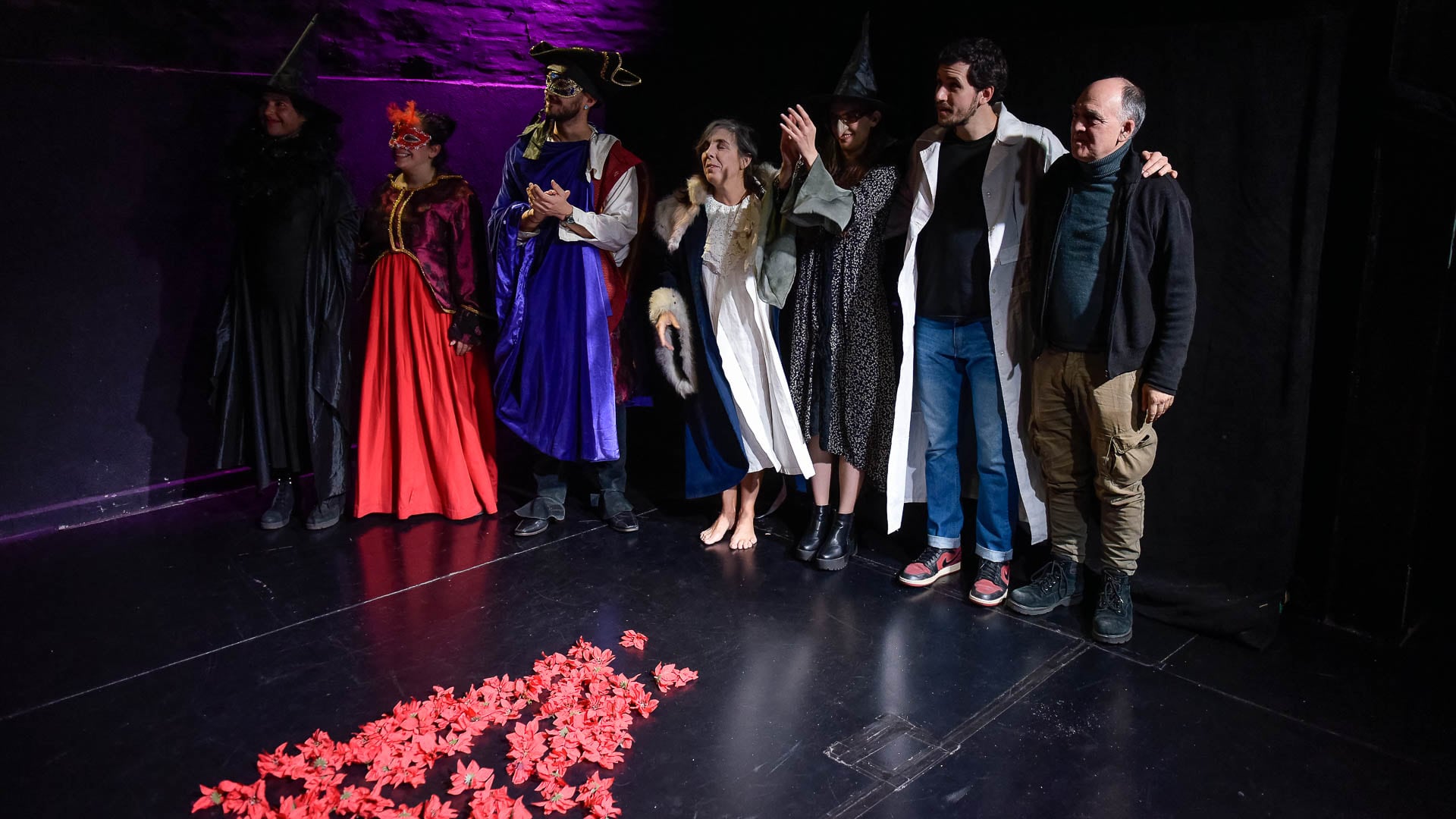 La obra refleja el impacto emocional y social de la demencia sobre las familias y destaca el síndrome de sobrecarga de los cuidadores, en su mayoría mujeres