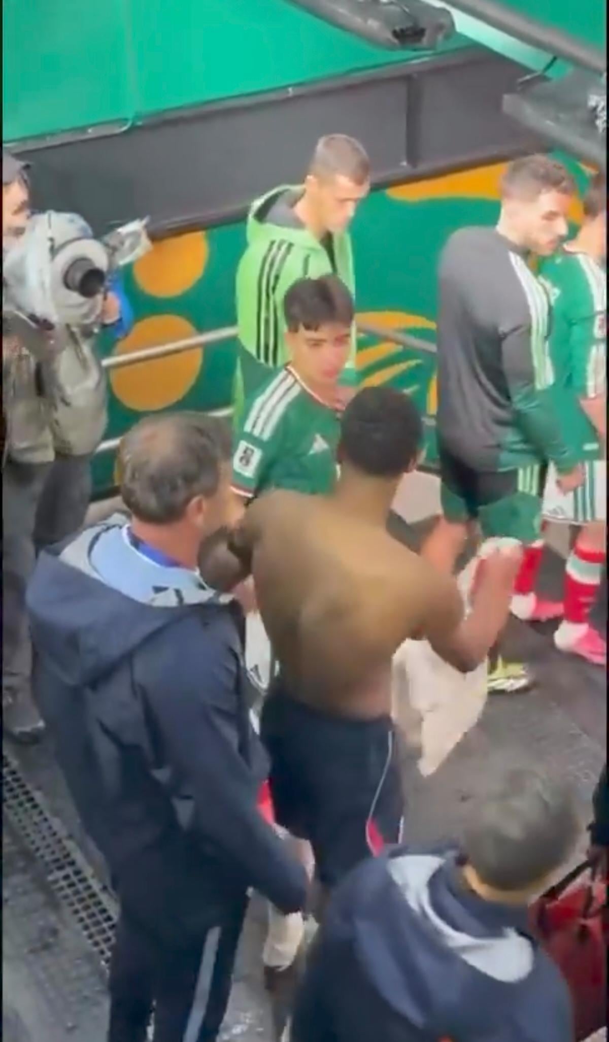 El ídolo inglés entregó su camiseta y pidió la de Morita en los pasillos del Azteca, y ambos cierran el gesto con un abrazo. (Capturas de pantalla)