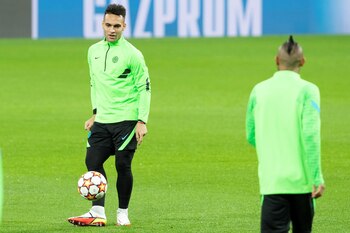 El delantero argentino del Inter de Milán, Lautaro Martínez (i), participa en una sesión de entrenamientos. EFE/ Javier López