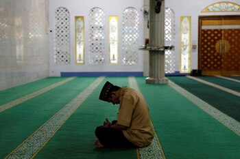 El haj de este año estaba abierto apenas a un millón de peregrinos nacionales y extranjeros que estuvieran totalmente vacunados contra el coronavirus, dieran negativo en una prueba de COVID-19 y tuvieran entre 18 y 65 años. Las autoridades estimaban que el 85% había llegado del extranjero. REUTERS/Willy Kurniawan