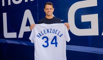 Chicharito Hernández posa con un