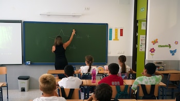 Javier, profesor interino, ha pasado por seis provincias de Andalucía en seis años: “Lo mínimo sería que un docente pudiera aceptar un trabajo sin tener que endeudarse”