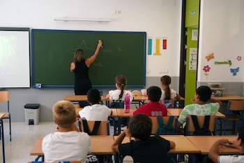Niños en el aula en su primer día de clase tras la vacaciones de verano, en Málaga, en una imagen de archivo. (Álex Zea / Europa Press)