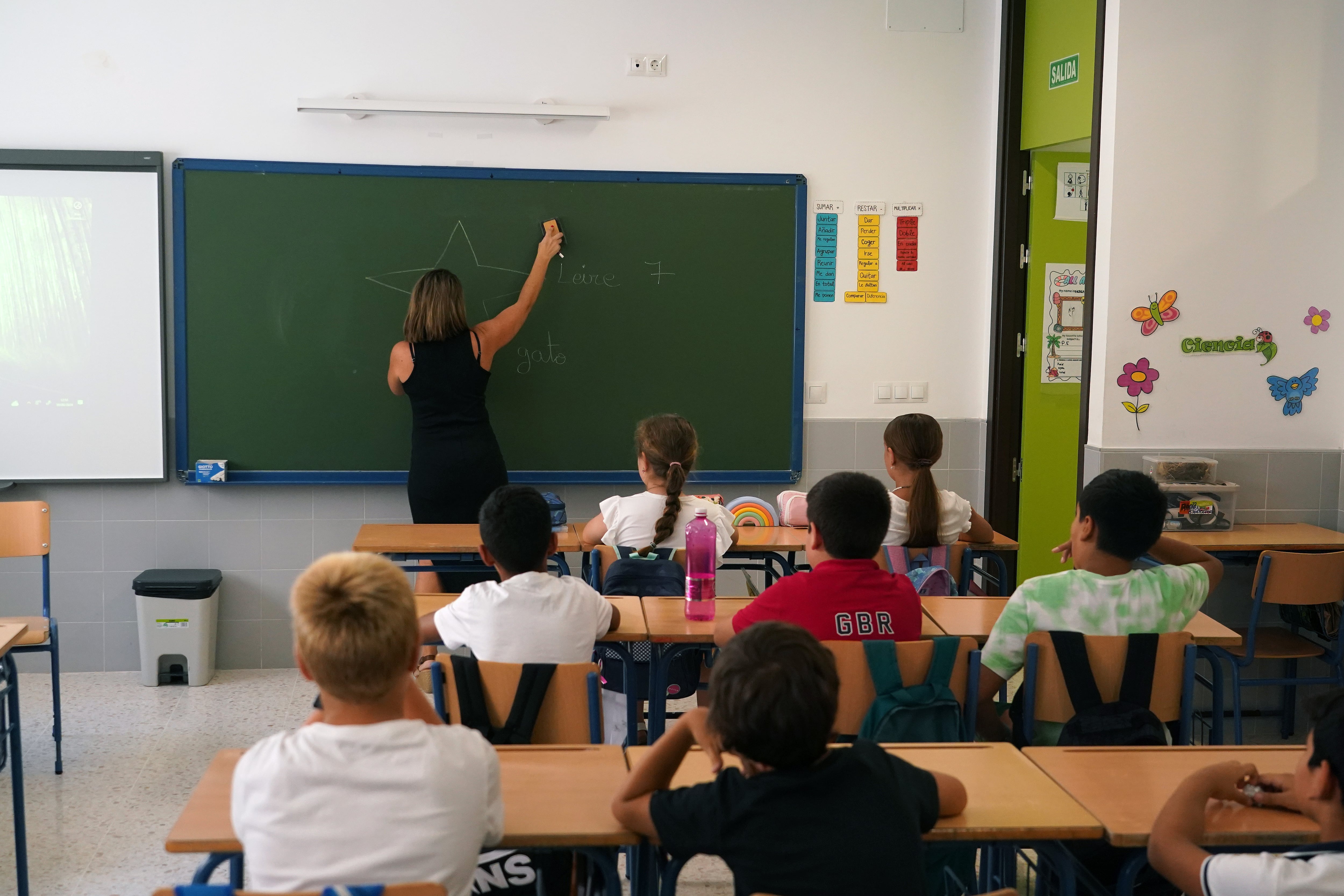 Niños en el aula en su primer día de clase tras la vacaciones de verano, en Málaga, en una imagen de archivo. (Álex Zea / Europa Press)