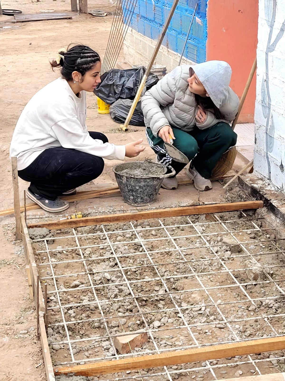 Las materias más comprometidas curricularmente son Ciudadanía, Geografía, Historia, Arte y en menor medida, dependiendo de las actividades propuestas, física, química, biología, ciencias de la tierra