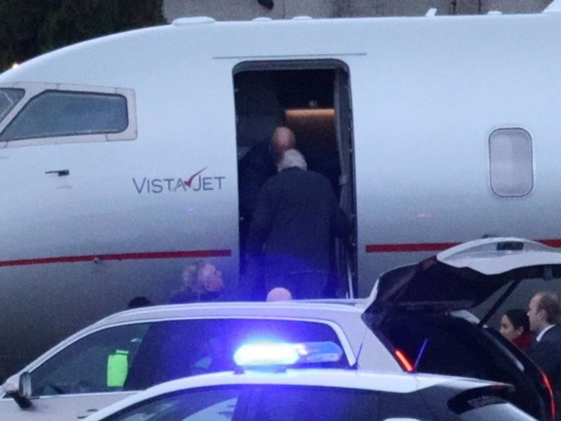 El rey Juan Carlos se despide de España tras su visita más polémica