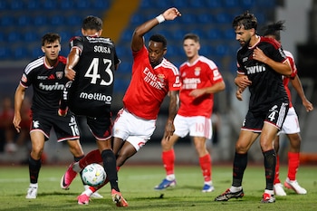 David Souza marcando a Jhon Jáder Durán en la goleada del Benfica ante el Casa Pía-crédito Filipe Amorin/AFP