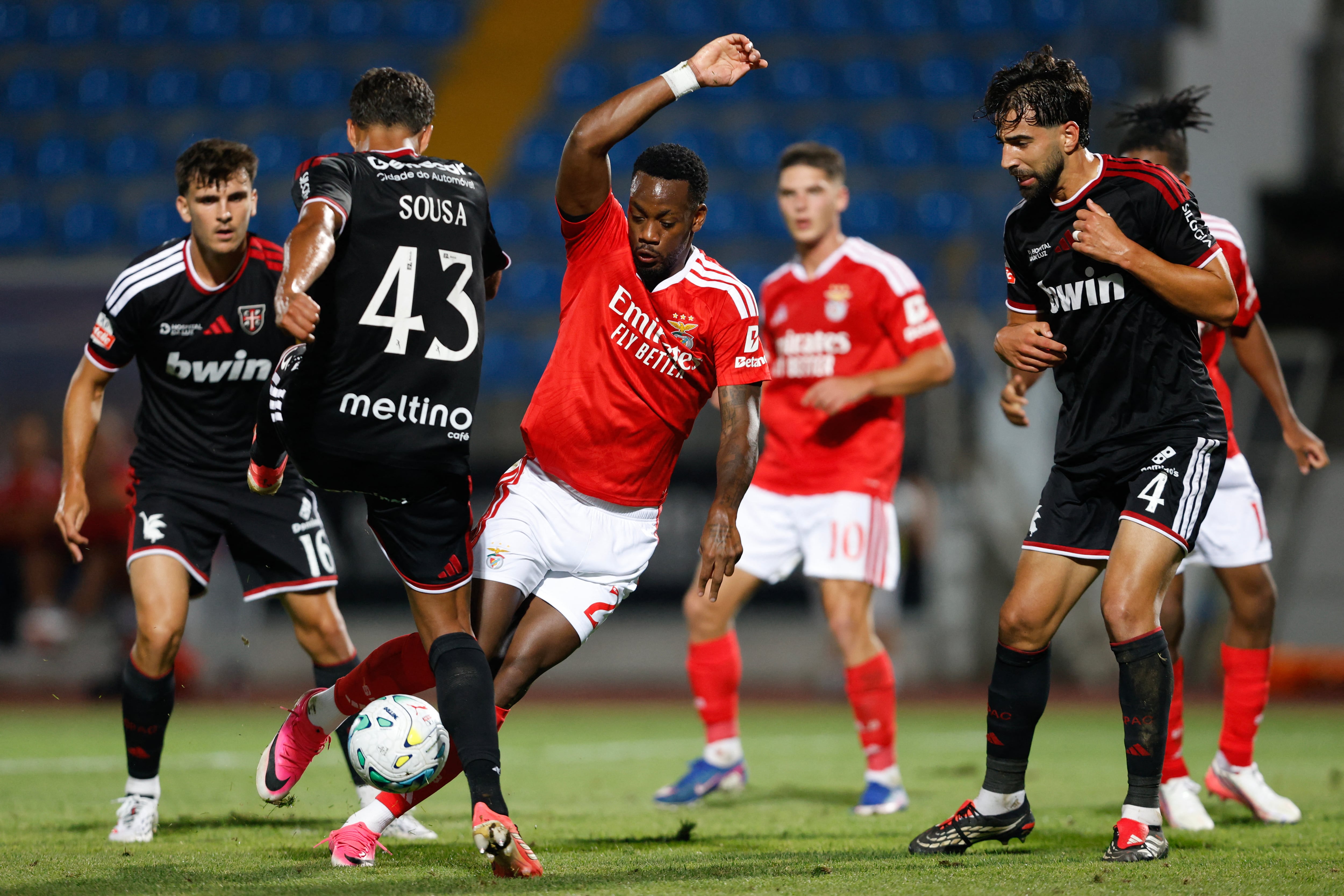 David Souza marcando a Jhon Jáder Durán en la goleada del Benfica ante el Casa Pía-crédito Filipe Amorin/AFP