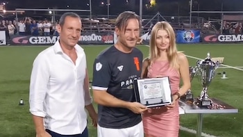 Totti con la plaqueta que