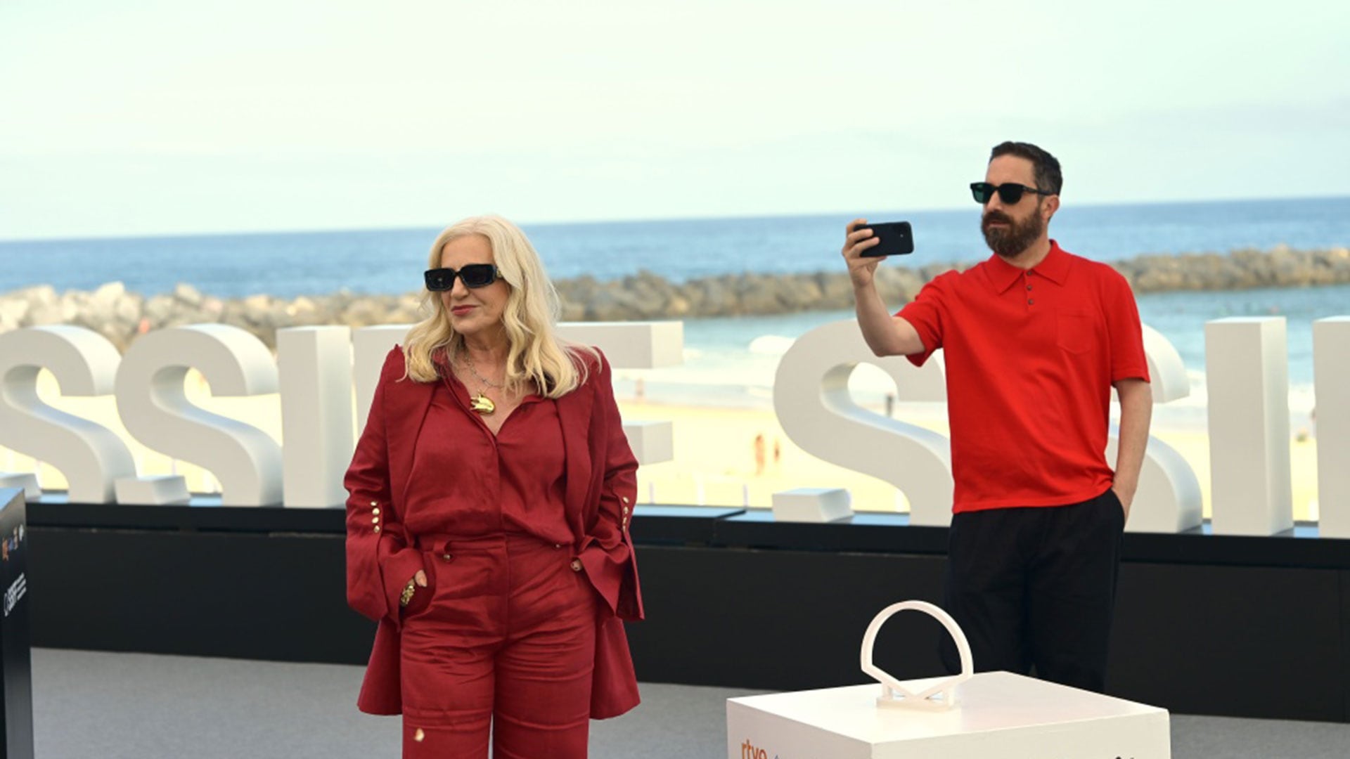 Mercedes Morán y Pablo Larraín con el mar Cantábrico de fondo, esta semana. 'Mis muertos tristes' compite en la sección oficial del Festival de San Sebastián como un largometraje ininterrumpido de 187 minutos