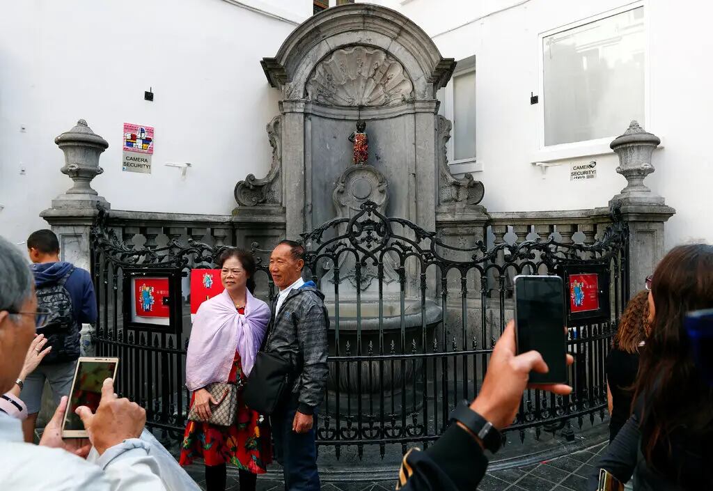 El Manneken Pis se ha convertido en una de las principales atracciones de Bruselas, visitada por millones de turistas cada año (Crédito: François Lenoir/Reuters)