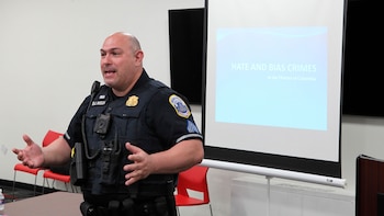 Parson durante una capacitación para