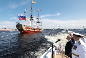 Putin observa el paso de