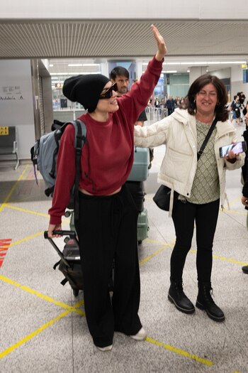 Melody llega al aeropuerto de