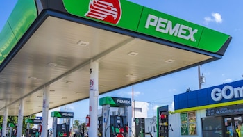 El petróleo se desploma bajo los 100 dólares: ¿Qué significa para México el alto el fuego entre Estados Unidos e Irán?