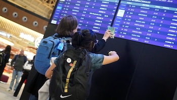 Viajar al extranjero con menores en 2026: permisos, documentos y condiciones obligatorias, según Migraciones