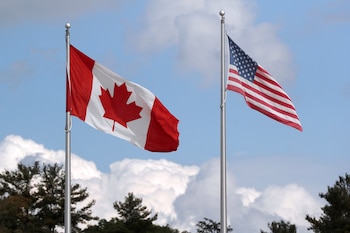 El intercambio entre Canadá y Estados Unidos sostiene sectores clave de la economía regional y ahora enfrenta nuevas barreras (REUTERS/Lars Hagberg/File Photo)