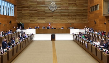 La Asamblea Legislativa de Costa Rica aprobó este 8 de octubre de 2026, con 52 votos a favor, la creación de una comisión para investigar posibles vínculos entre el narcotráfico y el financiamiento político.