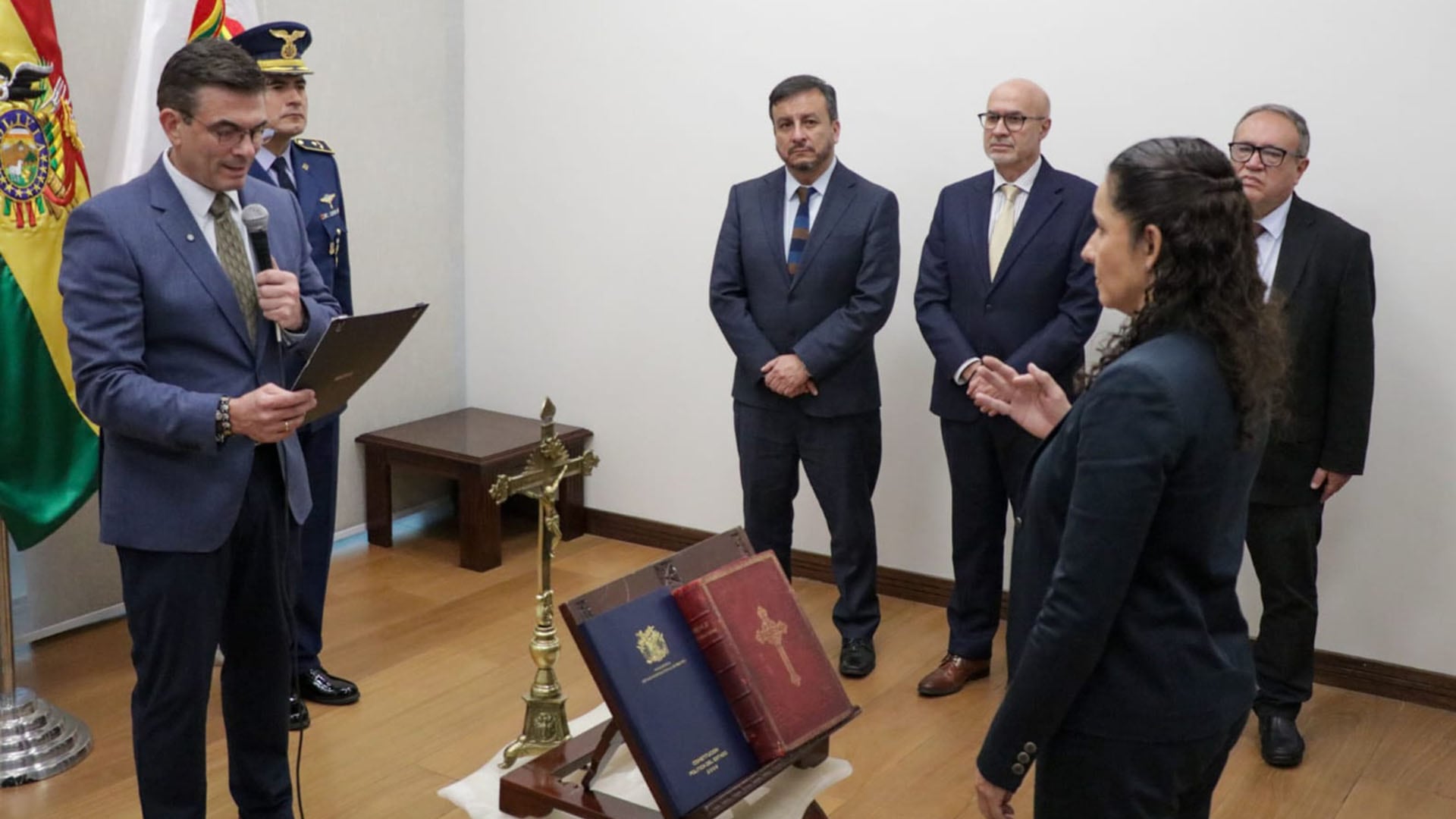 Claudia Cronenbold juró su cargo como nueva presidenta ejecutiva de YPFB en Bolivia, en una ceremonia oficial acompañada por autoridades gubernamentales, en marzo