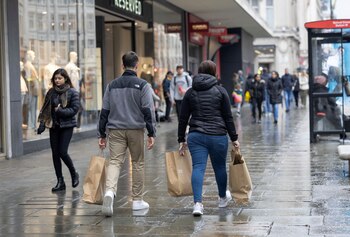 Personas compran en Oxford Street