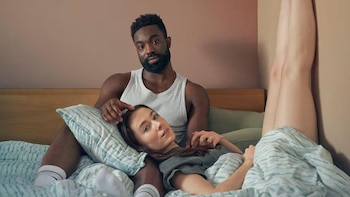 Paapa Essiedu y Siobhán Cullen en 'Babies', de Stefan Golaszewski (Filmin)