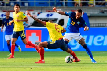Wilmar Barrios de Colombia disputa hoy el balón con Neymar Jr (d) de Brasil, durante un partido por las eliminatorias sudamericanas para el Mundial de Catar 2022, en el estadio Metropolitano en Barranquilla (Colombia). EFE/Ricardo Maldonado