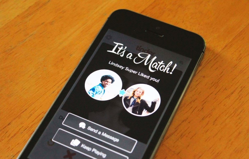 Dos personas haciendo 'match' en Tinder. (foto: tusexpertosapps.com)