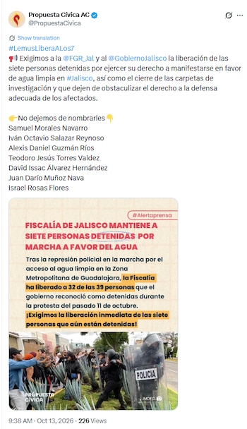 Publicación en redes sociales con texto sobre personas detenidas y una foto de policías de guardia frente a manifestantes