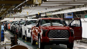 Retiran más de 440,000 camionetas