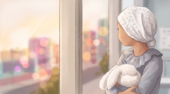 Ilustración de una persona con un pañuelo blanco en la cabeza y un peluche entre sus brazos frente a una ventana con vista a edificios.