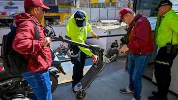 La nueva normativa para los Velmpu exigió sistemas de frenado, luces, avisador acústico, limitador de velocidad y mecanismos que impidan alterar la velocidad máxima - crédito Secretaría de Seguridad Bogotá