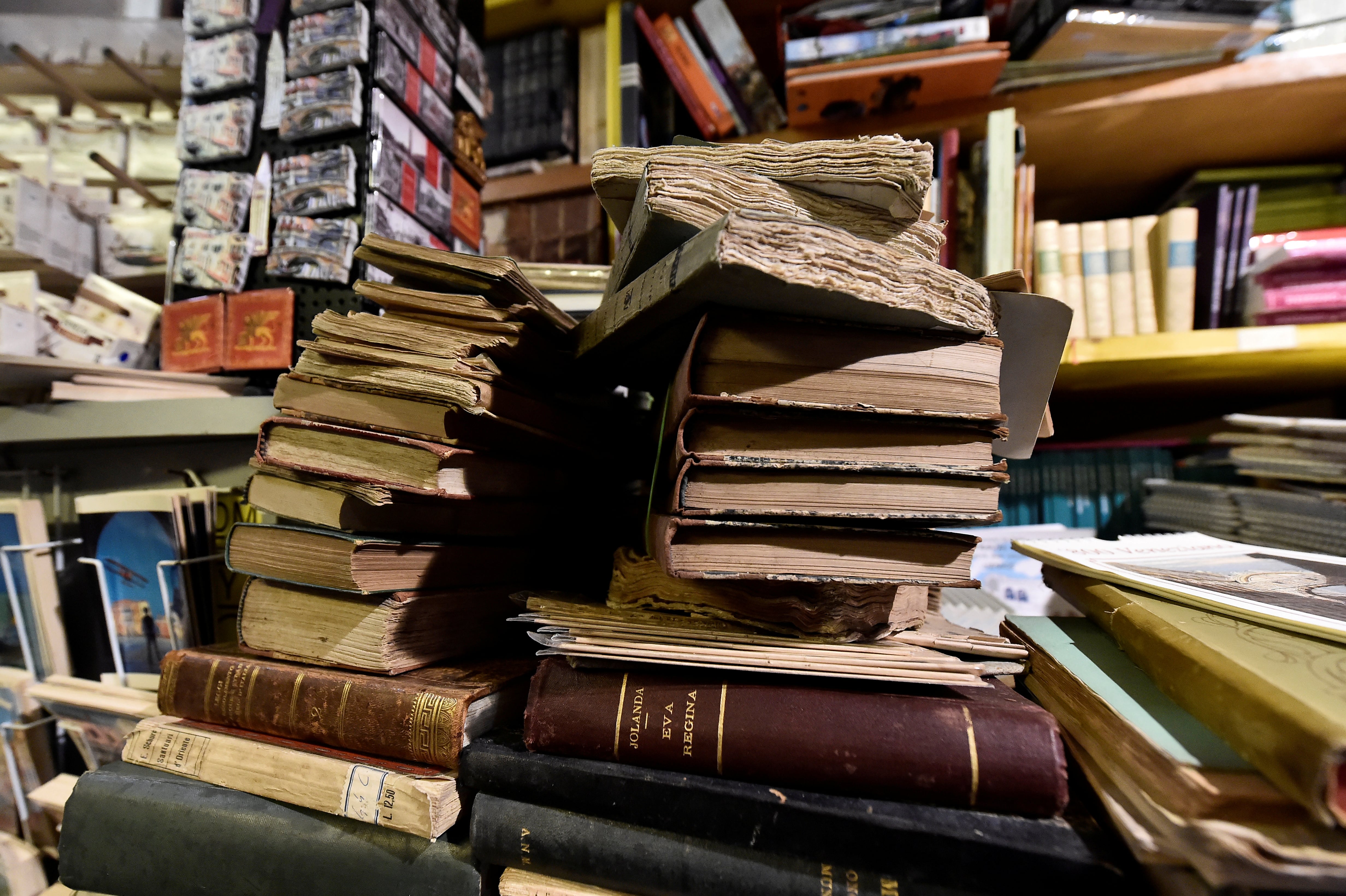 as obras, serán “secadas, enviadas a un encuadernador para su restauración y luego regresarán a las estanterías” (REUTERS/Flavio Lo Scalzo)