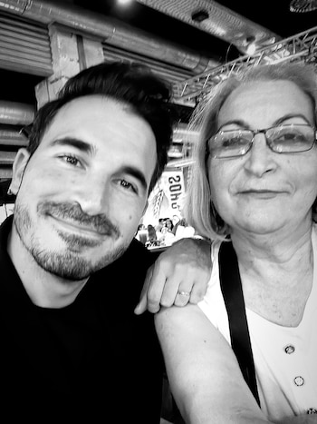 Javier Castillo junto a su