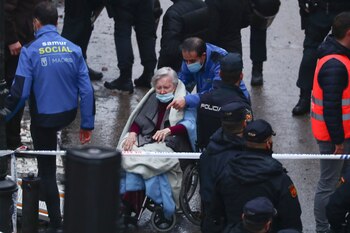 Una anciana evacuada de un