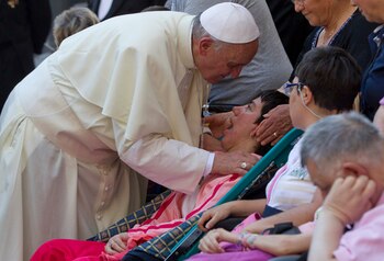 El papa Francisco saluda a
