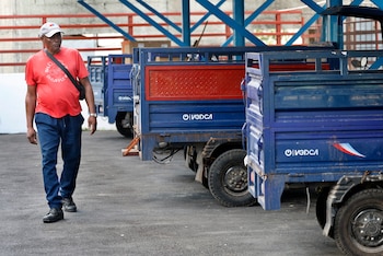 El "duro trabajo" de los triciclos eléctricos para aliviar la crisis de basura en Cuba