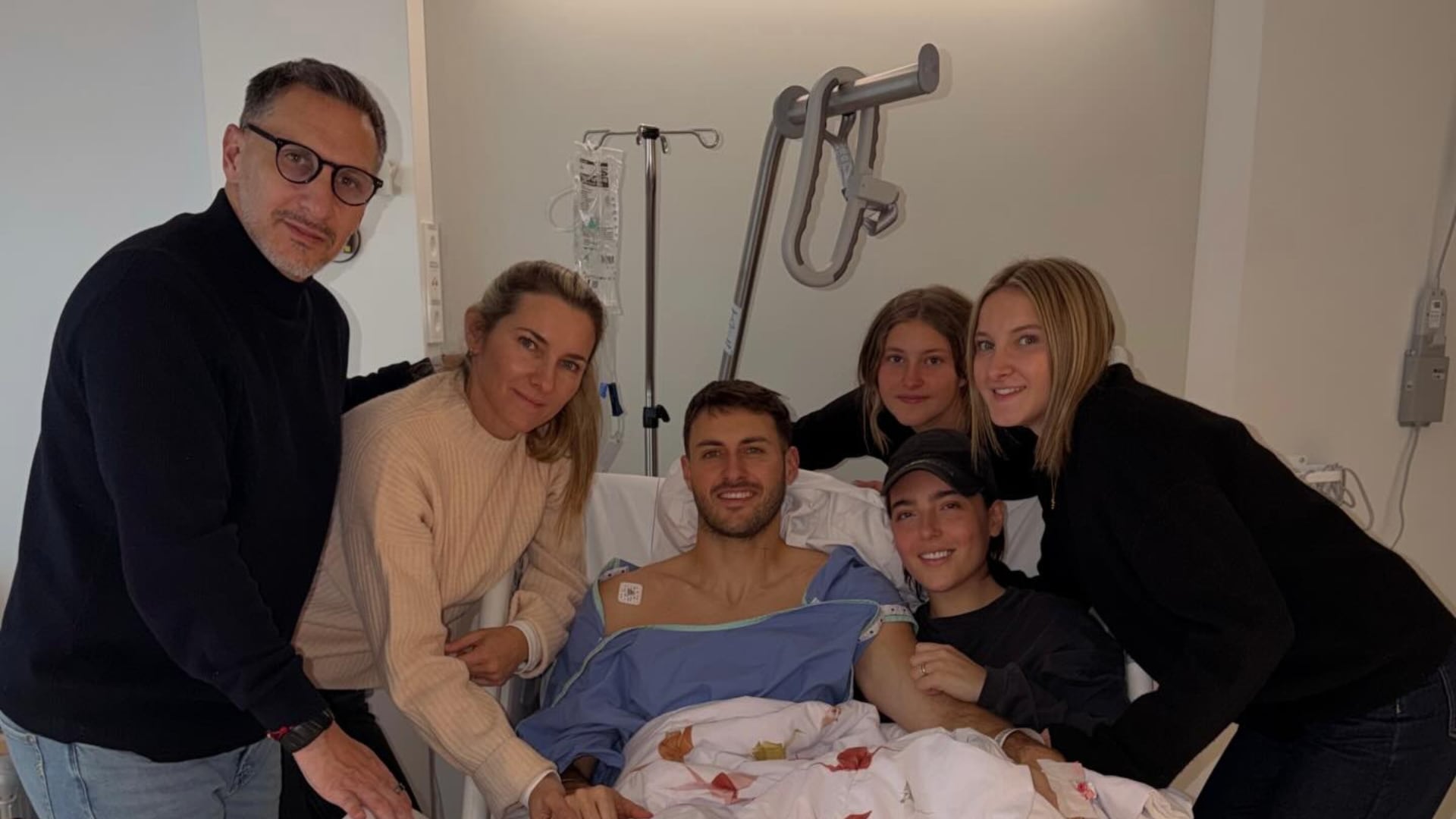 Cirugía exitosa de Santiago Giménez abre camino a su regreso al AC Milan