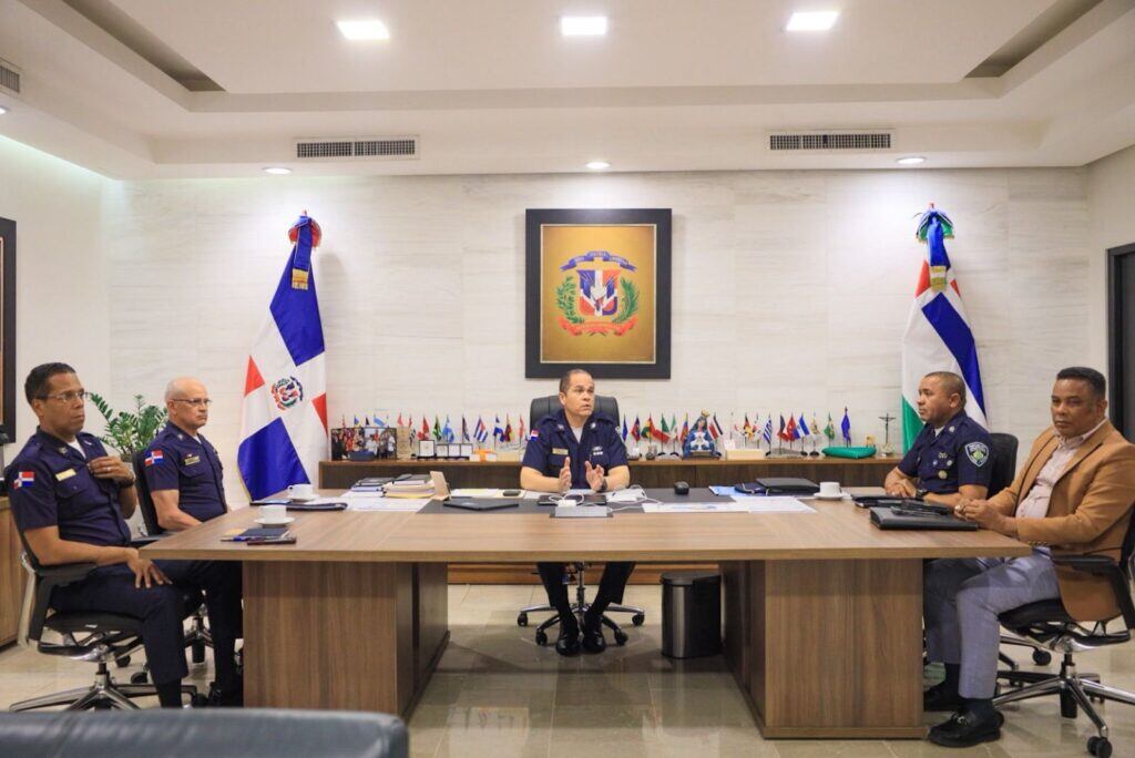 El director general de la Policía Nacional de República Dominicana encabezó una reunión de seguimiento junto a altos mandos policiales y representantes institucionales, en la sede principal en Santo Domingo (Cortesía Policía Nacional).