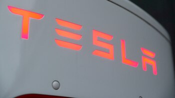 Tesla abrió más vacantes para