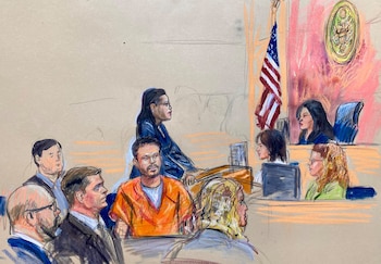 Este boceto judicial muestra a Cole Tomas Allen, el hombre de California arrestado por el tiroteo ocurrido durante la cena de corresponsales en Washington, sentado en el centro, mientras comparece ante la jueza federal Moxila Upadhyaya, el jueves 30 de abril de 2026, en Washington (Dana Verkouteren vía AP)