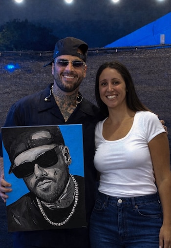 Giovanna Gil Alves, gran admiradora de Nicky Jam, le entregó personalmente una obra de arte creada especialmente para el cantante urbano