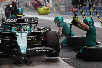 Fernando Alonso durante su parada