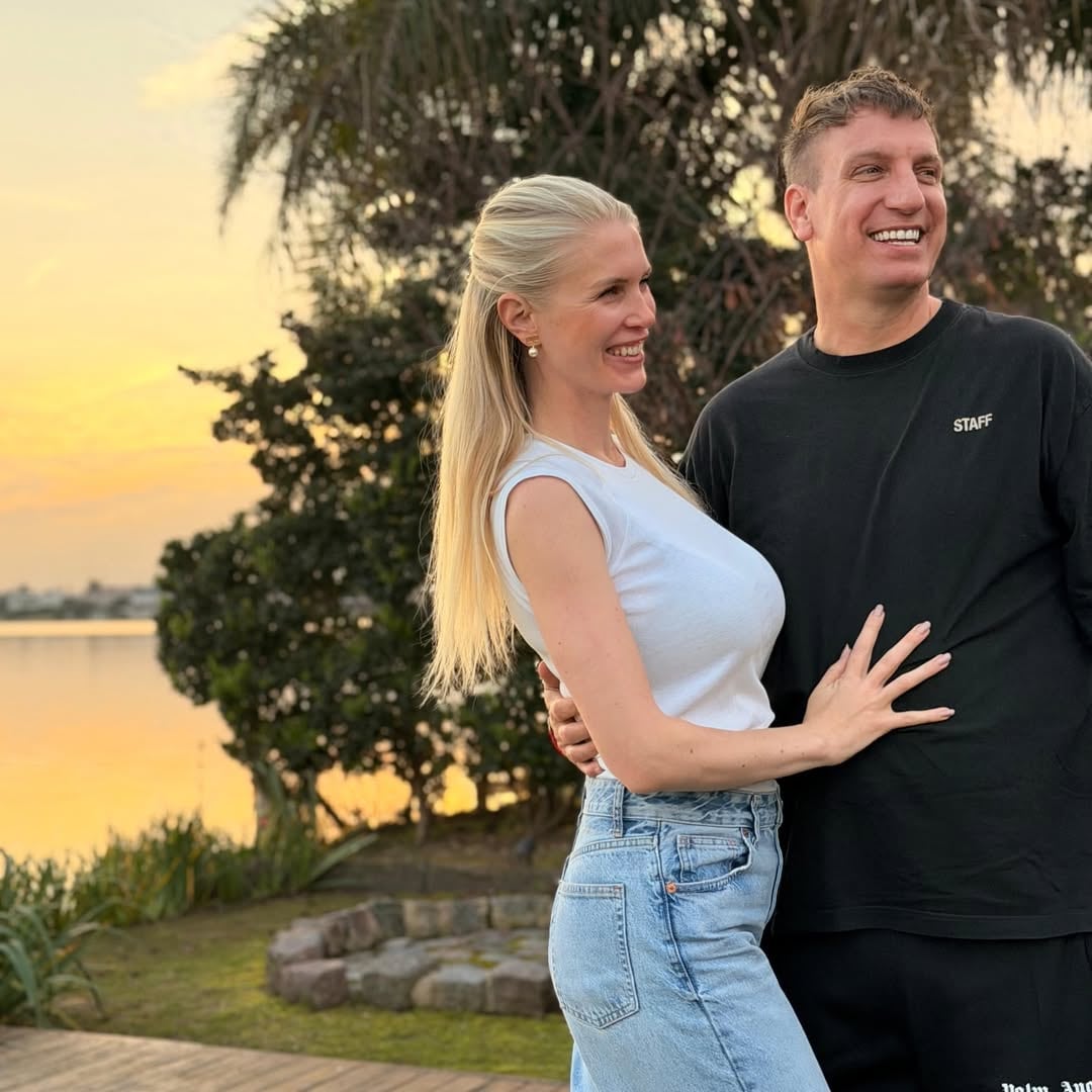 Maxi López y Daniela Christiansson posan sonrientes y abrazados, mostrando su afecto a poco de su llegada a la Argentina. (Instagram)