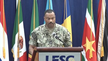 El almirante Alvin Holsey asumió