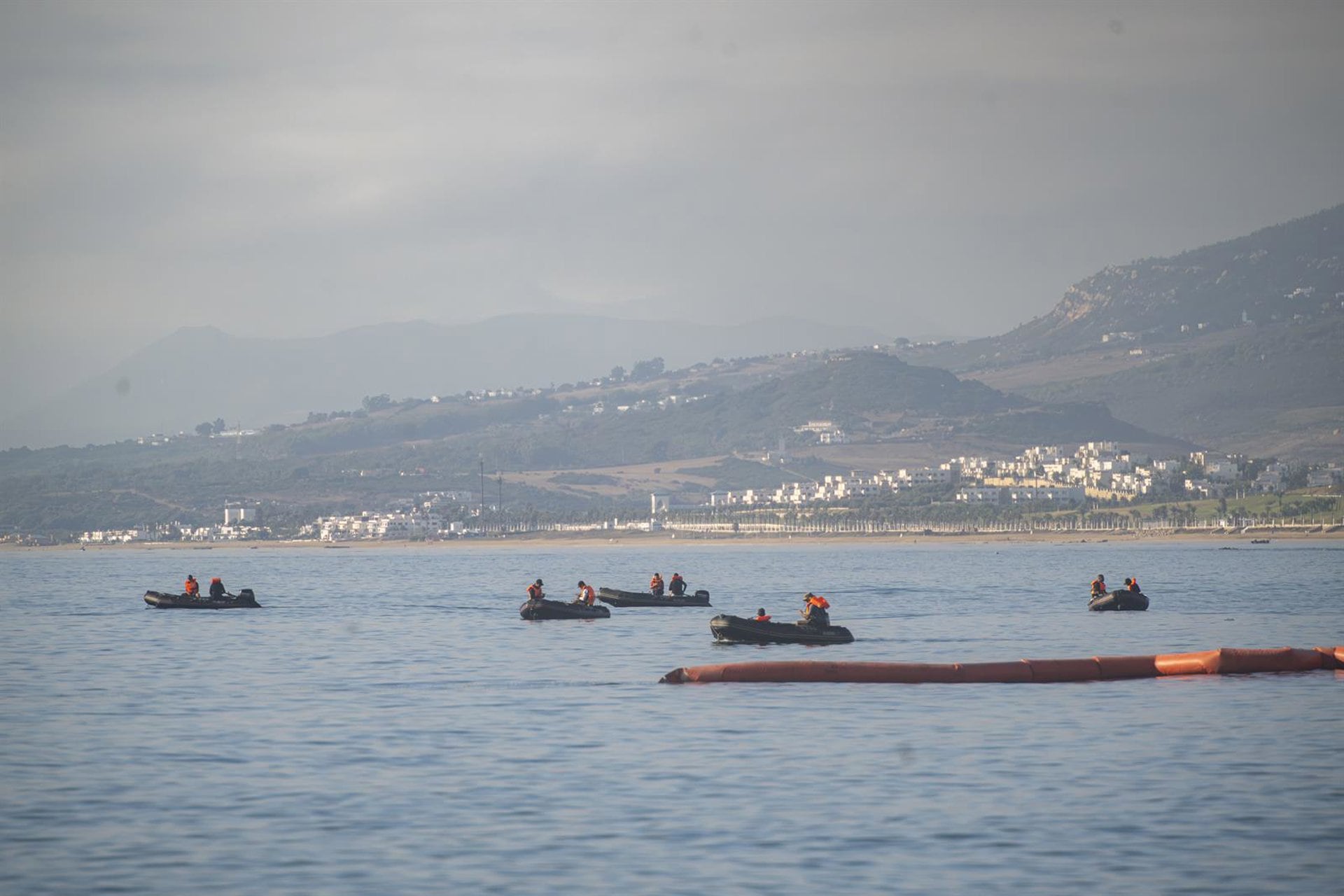23/09/2026 Efectivos de la Guardia Civil, Policía Nacional y Ejército vigilan la frontera del Tarajal, a 23 de septiembre de 2026, en Ceuta (España). El paso fronterizo de Ceuta con Marruecos en el Tarajal se encuentra en calma este miércoles, para cuando se ha reforzado la protección de la frontera por la amenaza de una posible entrada masiva de personas migrantes en el día de hoy que se había publicado en redes.POLITICA Marcos Moreno - Europa Press