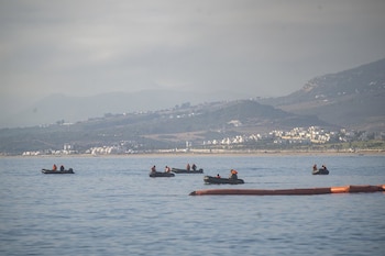 23/09/2026 Efectivos de la Guardia Civil, Policía Nacional y Ejército vigilan la frontera del Tarajal, a 23 de septiembre de 2026, en Ceuta (España). El paso fronterizo de Ceuta con Marruecos en el Tarajal se encuentra en calma este miércoles, para cuando se ha reforzado la protección de la frontera por la amenaza de una posible entrada masiva de personas migrantes en el día de hoy que se había publicado en redes.
POLITICA
Marcos Moreno - Europa Press
