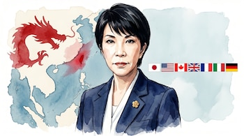 Caricatura de Sanae Takaichi con traje azul marino, broche dorado y pelo corto. Detrás, mapa del Indo-Pacífico con Taiwán en rojo, un dragón y banderas del G7.